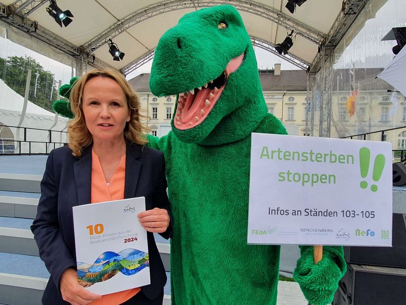 Bundesumweltministerin Steffi Lemke mit den 10MustKnows24 und Dino "George" auf der Woche der Umwelt 2024