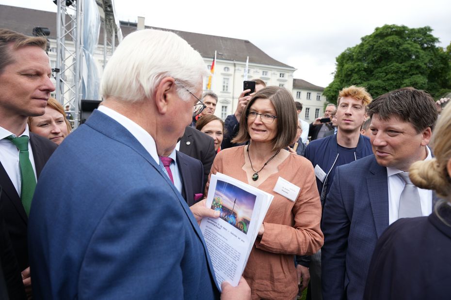 PD Dr Kirsten Thonicke, Speaker of Leibniz Biodiversity, talks to Federal President Frank-Walter Steinmeier about the 10MustKnows24 at the Woche der Umwelt 2024 (EN: Week of the Environment 2024) at Bellevue Palace